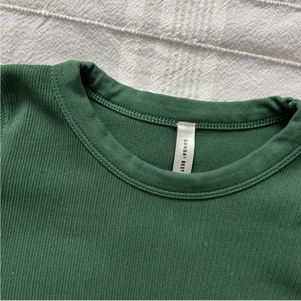 ARITZIA SUNDAY BEST Bliss Cropped Longsleeve Forest Green Size XS
